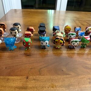 24 mini funko pops DC